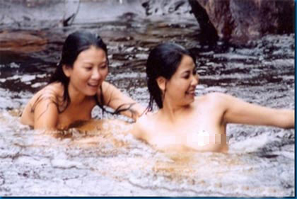 Hà Kiều Anh hồn nhiên ngực trần tắm suối, khoe làn da trắng nõn nà trong phim Lục Vân Tiên.