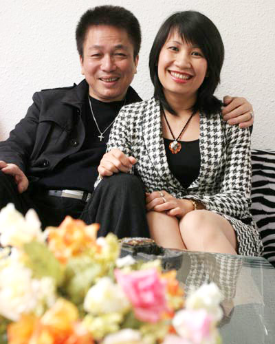 Nhạc sĩ Phú Quang hạnh phúc bên người vợ trẻ - Trịnh Anh Thư. Ảnh: VTC