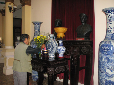   Ba Đức trước bàn thờ hội đồng Trạch trong khách sạn “Công tử Bạc Liêu”.