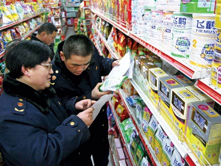 Cơ quan chức năng của Trung Quốc đang kiểm tra sữa nhiễm độc ở thị trường nước này. Ảnh: AFP