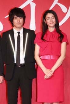 Đôi tình nhân Matsuyama Kenichi (26 tuổi) và Koyuki (35 tuổi).ki đã tiến triển khá tốt đẹp.