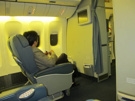 Ông Lê Minh Khương ngồi tại ghế 1C ở khoang thương gia trên chuyến bay VN1169 của Vietnam Airlines.(Ảnh Dân Việt)