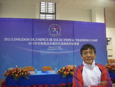 Ông Khương tại giải đấu tuyển chọn trọng tài cho Olympic 2012. Ảnh: Dân Việt