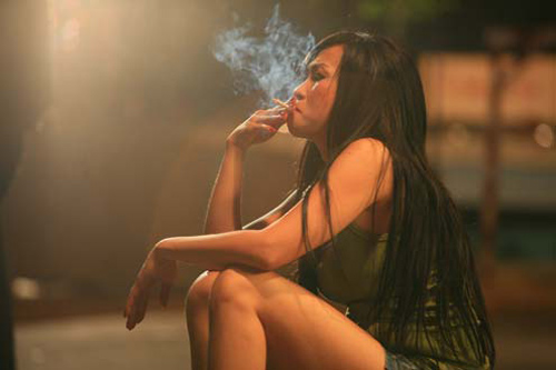 Để vào vai gái điếm, Phương Thanh phải tập hút thuốc sành sỏi cùng ánh mắt, cử chỉ bất cần