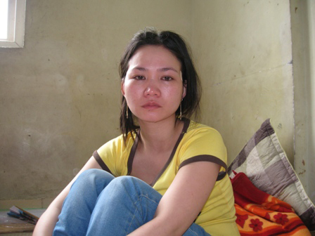 Chị Lê Thị Hà, mẹ cháu Vũ Quốc Linh 3 tuổi vừa bị chính cha đẻ tẩm xăng thiêu đốt.