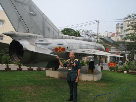 Ông Bảy bên chiếc Mig-21 trong Bảo tàng không quân TP.HCM.