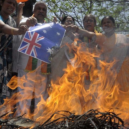 Làn sóng phẫn nộ, căm phẫn đang ngày một dâng cao khi người dân đem cờ nước  Úc ra đốt