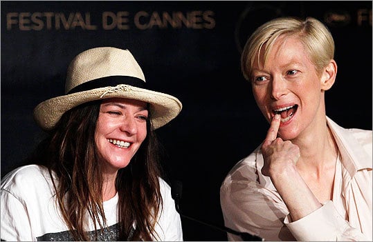 Đạo diễn Lynne Ramstray (trái) và Tilda Swinton (phải).