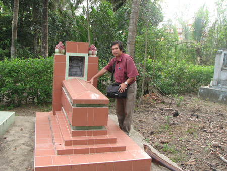 Mộ Bạch công tử do NSND Phùng Há lập năm 1999.