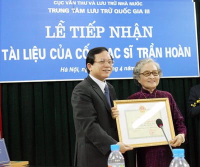 Nhạc sĩ đón nhận huy hiệu