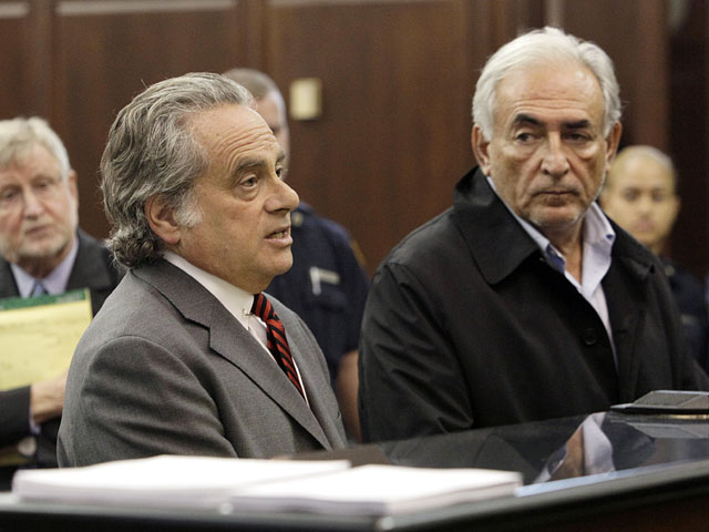 Ông Strauss-Kahn (phải) và luật sư tại tòa án.