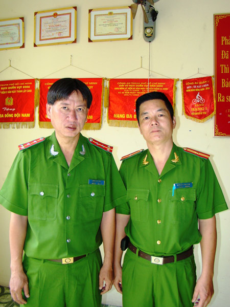 Đại úy Lê Tuấn Dũng (bên trái) và thiếu tá Nguyễn Châu Sơn