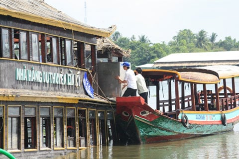 Chuyển đồ xuống thuyền nhỏ