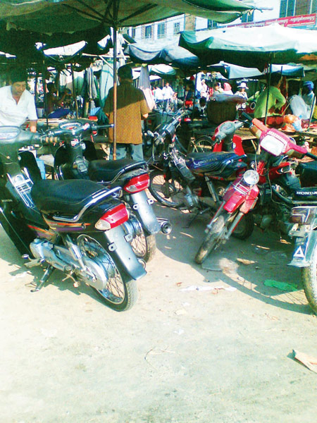 Những chiếc xe bị tháo biển số nằm ở chợ trời Chi Phou