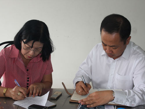 Cô giáo chủ nhiệm lớp 12 A11 Trần Thị Kim Dung và luật sư Nguyễn Hữu Thế Trạch làm các thủ tục liên quan bảo vệ quyền lợi các học sinh bị hành hung
