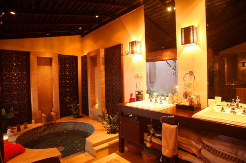 Khu spa, nhà tắm được thiết kế và trang bị không khác gì các thẩm mỹ viện