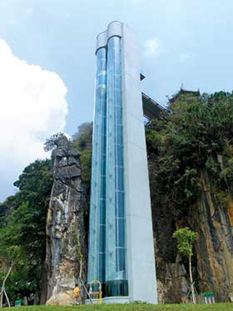 Thang máy phục vụ khách du lịch lên ngọn Thuỷ Sơn thuộc danh thắng Ngũ Hành Sơn, được đưa vào sử dụng ngày 1.5.2011, đến nay đã ba lần bị kẹt. Ảnh SGTT