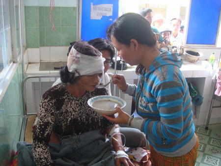 Bà Nguyễn Thị Gẫm đang điều trị tại bệnh viện