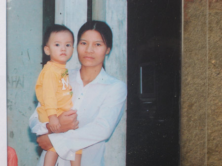 Mẹ con chị Hương cháu Huy trong một tấm ảnh lưu niệm cả gia đình.