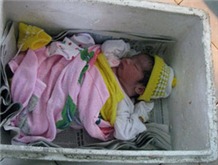 Một cháu bé bị cho vào hộp xốp thả trôi sông vào tháng 10/2010 tại Cần Thơ