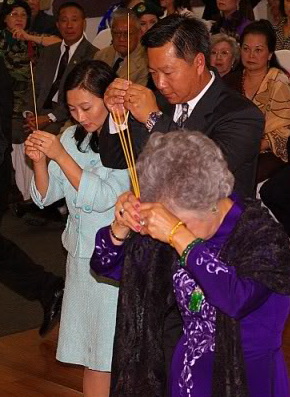 Bà Mai Anh cùng con trai và con dâu