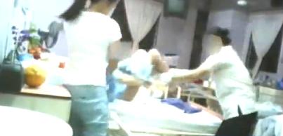 Nhân viên nhà dưỡng lão lột quần áo bệnh nhân rồi quảng len giường.