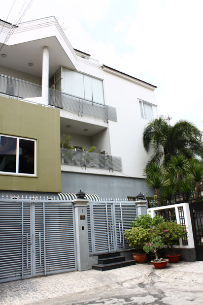 Căn nhà của Lam Trường nhìn từ ngoài vào, thiết kế vuông vức, kín cổng cao tường, màu chủ đạo là trắng kem cùng cốm nhạt