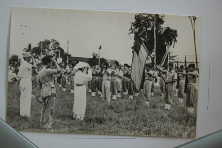 Lễ xuất quân chống công của quân đội Cao Đài (Phạm Công Tắc đứng bìa phải)
