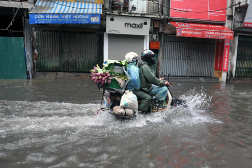 Phố Nguyễn Khuyến là nơi thường xuyên ngập mỗi khi mưa lớn. Ảnh: VnExpress