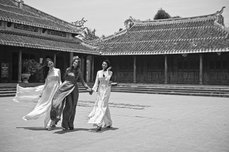 Trang phục của hai nhà thiết kế Việt Hùng và Hạ My Bridal, trang điểm Hạ My và Phúc nghĩa, Nhiếp ảnh gia Quốc Huy thực hiện, nguồn ảnh ngoisao