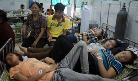 Công nhân bị ngộ độc nặng được điều trị Khoa Hồi sức cấp cứu và Chống độc, Bệnh viện Đa khoa Phố Nối
