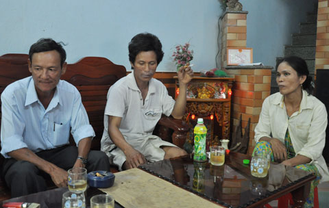 Ông Trần Liệu (ngồi giữa) cùng vợ kể lại hành trình trúng kỳ nam của mình. Ảnh: VTC News