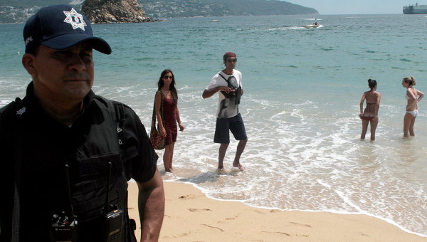 Cảnh sát tuần tra bãi biển ở Mexico.