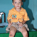 Bé 5 tuổi bị cha dượng đánh đập, bắt quỳ trên chậu muối