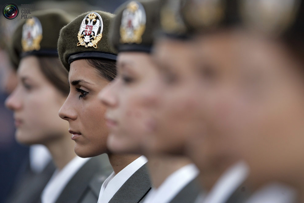 Nữ học viên quân sự của Serbia trong lễ tốt nghiệp tại thủ đô Belgrade
