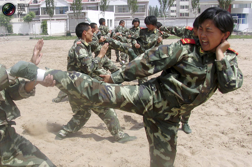 Các nữ đặc nhiệm huấn luyện tại Ngân Xuyên, khu tự trị Ninh Hạ của người Hồi, Trung Quốc.