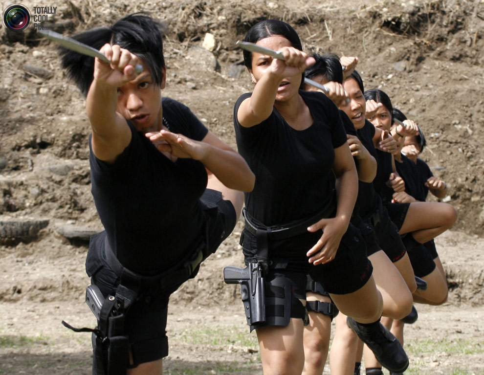 Các nữ đặc nhiệm thuộc Lực lượng Cảnh sát Quốc gia Philippines trong kỳ huấn luyện chống khủng bố tại căn cứ ở thành phố Taguig, phía Nam thủ đô Manila.