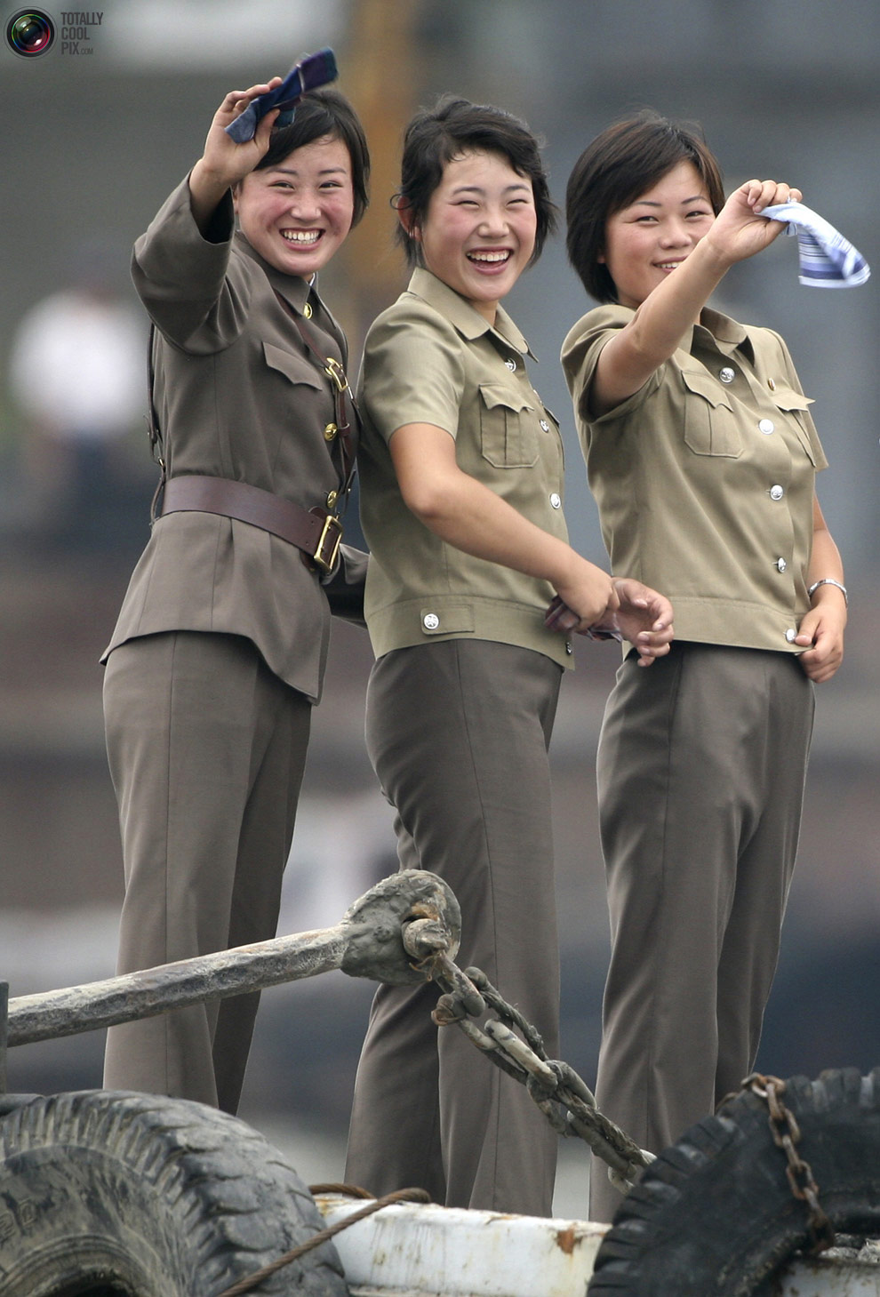 Các nữ quân nhân CHDCND Triều Tiên bên bờ sông Áp Lục, biên giới tự nhiên với Trung Quốc.