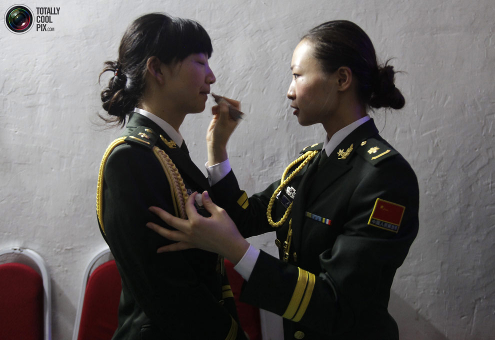Hai nữ quân nhân Trung Quốc trang điểm cho nhau trước lễ kỷ niệm ngày thành lập Quân Giải phóng Nhân dân Trung Quốc 1/8.