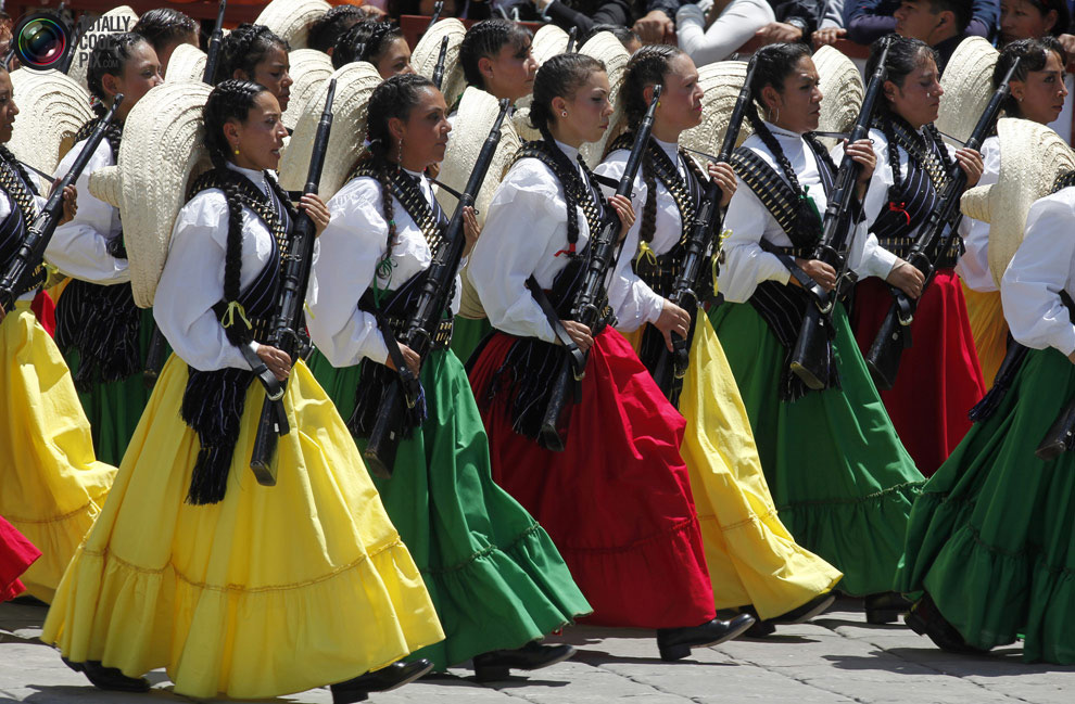 Các nữ quân nhân Mexico trong trang phục truyền thống diễu binh kỷ niệm ngày quốc khánh.