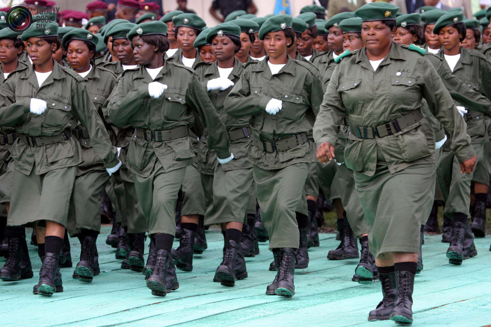 Các nữ quân nhân Cộng hòa Dân chủ Congo trong lễ duyệt binh tại thủ đô Kinshasa.