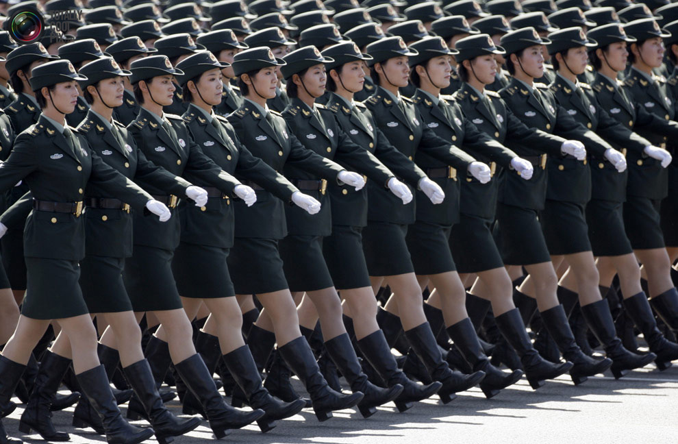 Các nữ quân nhân Quân Giải phóng Nhân dân Trung Quốc trong lễ duyệt binh kỷ niệm 60 năm quốc khánh trên quảng trường Thiên An Môn.
