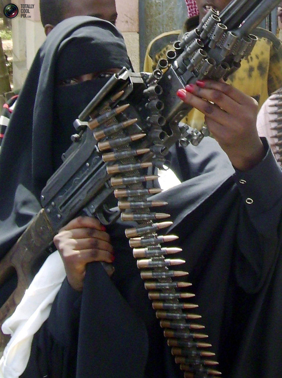 Một tay súng nữ của lực lượng nổi dậy tại Mogadishu, Somali.