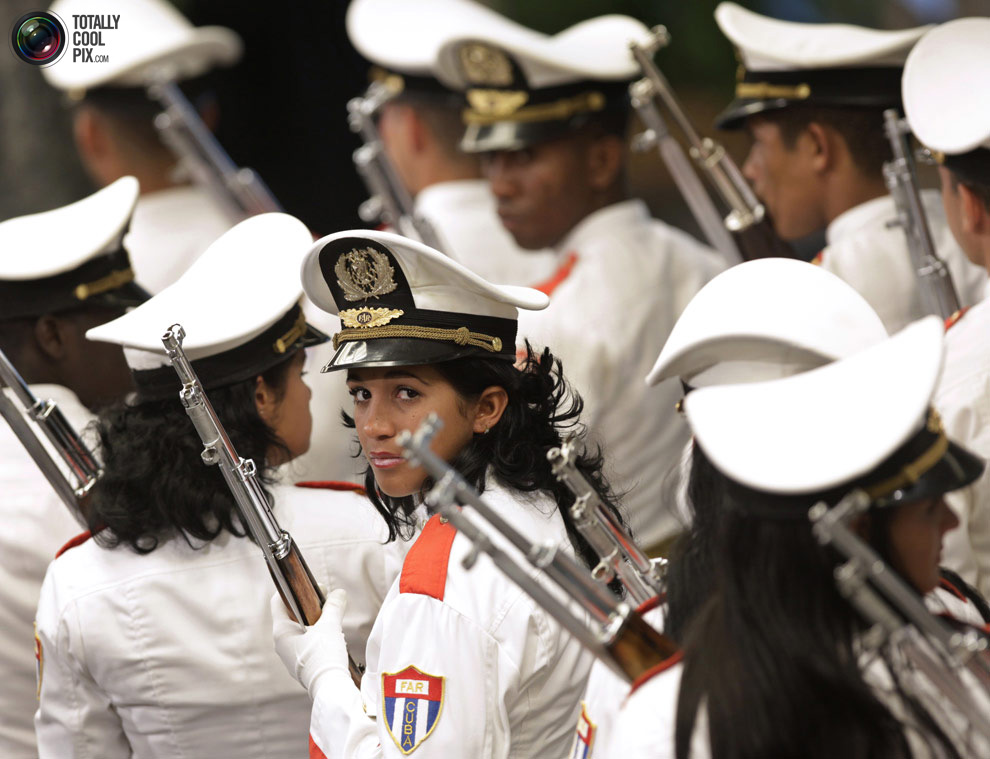 Nữ quân nhân trong Đội danh dự Quân đội Cuba trong một lễ kỷ niệm tại quảng trường Cách mạng ở thủ đô Havana ngày 7/1/2010.