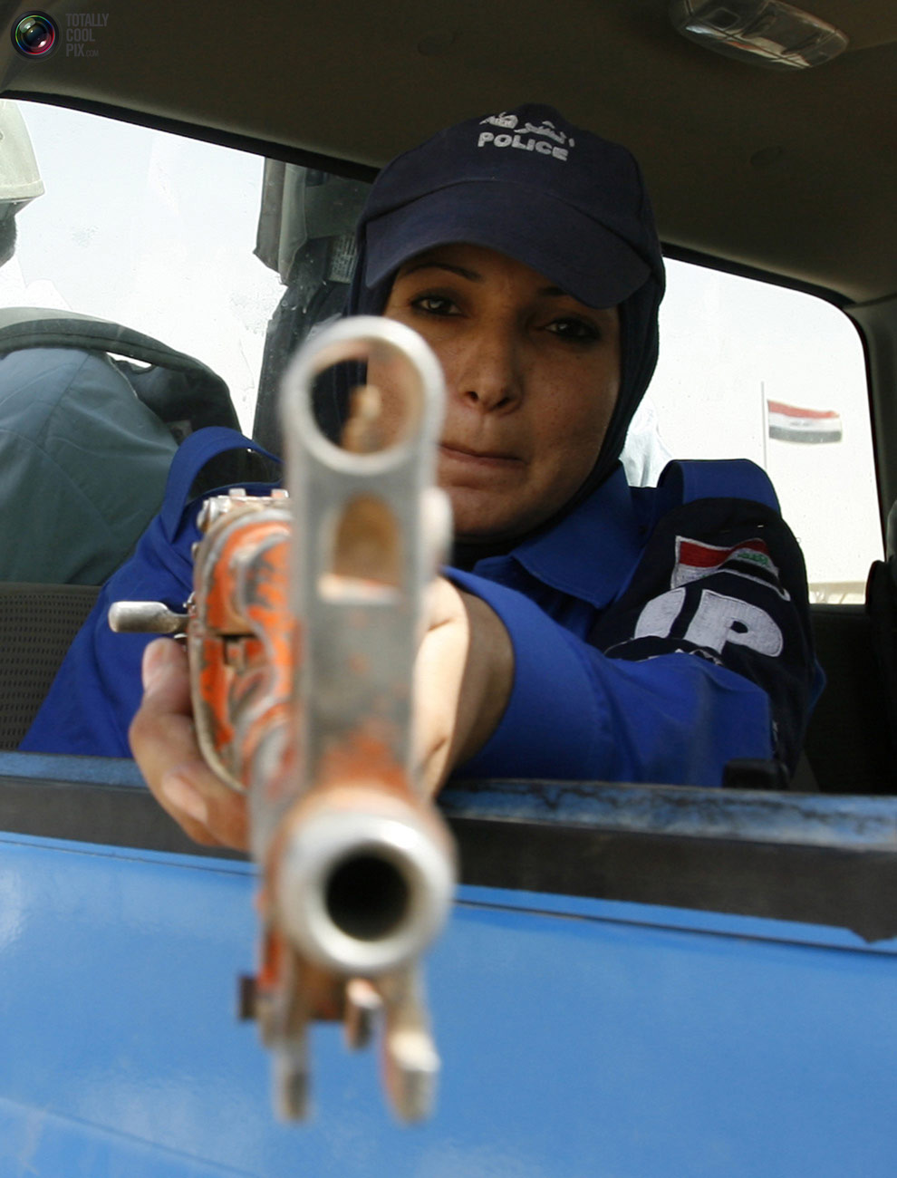Một nữ học viên cảnh sát người Iraq trong khóa huấn luyện tại căn cứ của Mỹ ở tỉnh Diyala, miền Đông Bắc Iraq. Đợt huấn luyện này có tất cả 700 người Iraq, trong đó chỉ có 21 phụ nữ.