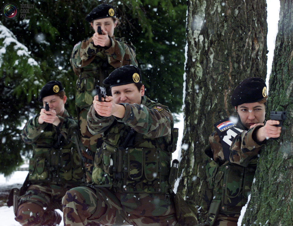 Các nữ quân nhân Croatia huấn luyện bắn trong điều kiện tuyết rơi tại Zagreb. Sau khóa huấn luyện, 4 nữ quân nhân này đã được cử sang chiến trường Afghanistan.