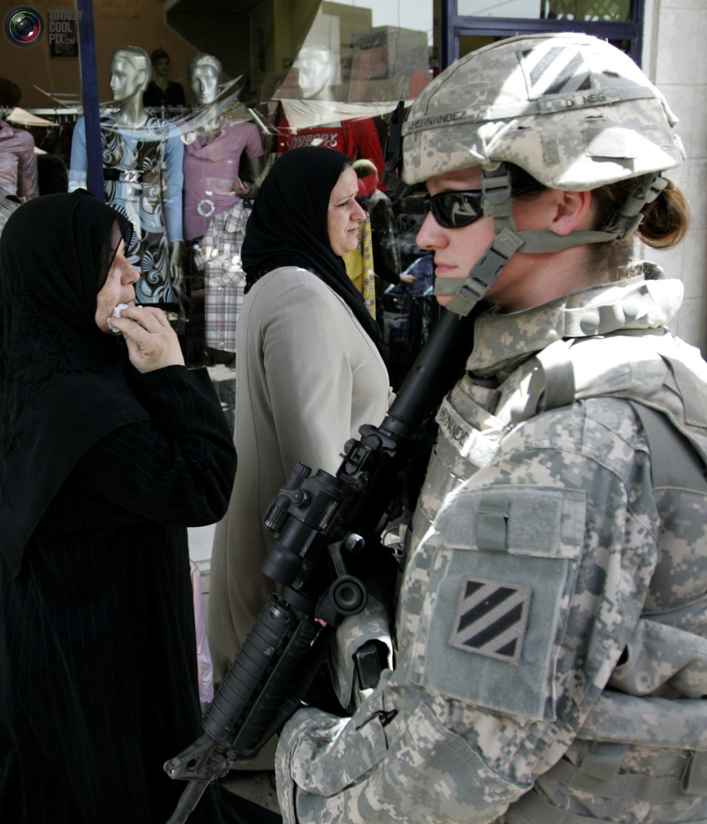 Một binh sĩ nữ của quân đội Mỹ tuần tra tại quận Mansour, Iraq.