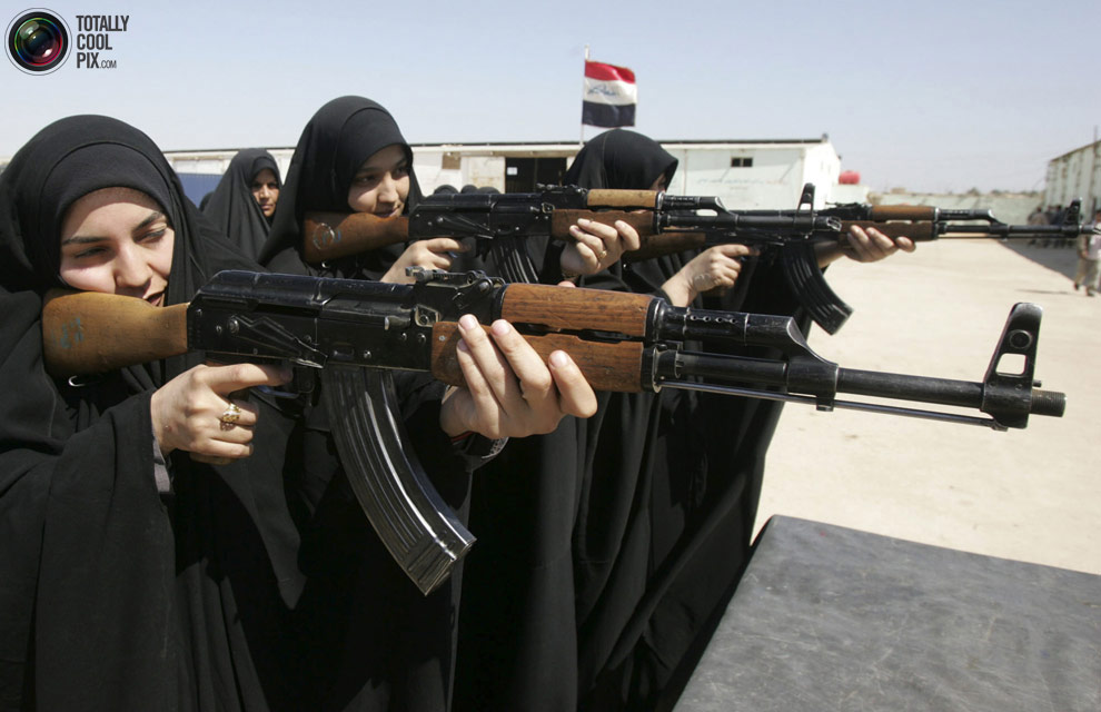 Các nữ học viên Học viện cảnh sát Kerbala, Iraq trong buổi huấn luyện bắn súng.