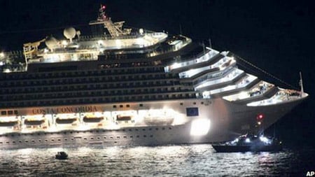 Tàu du lịch Costa Concordia rời cảng Civitavecchia gần thủ đô Rome ngày 13/1 trong hành trình 7 ngày tại Địa Trung Hải. Nhưng chỉ hai giờ sau khi bắt đầu hành trình, con tàu gặp một số trục trặc và bắt đầu nghiêng đến độ nguy hiểm. Ảnh: Telegraph