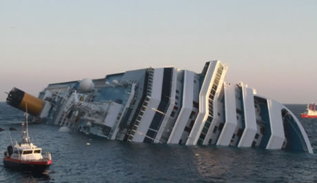 Sau khi bị nghiêng, nước đã bắt đầu tràn vào tàu. Ảnh: Ảnh: Daily Mail
